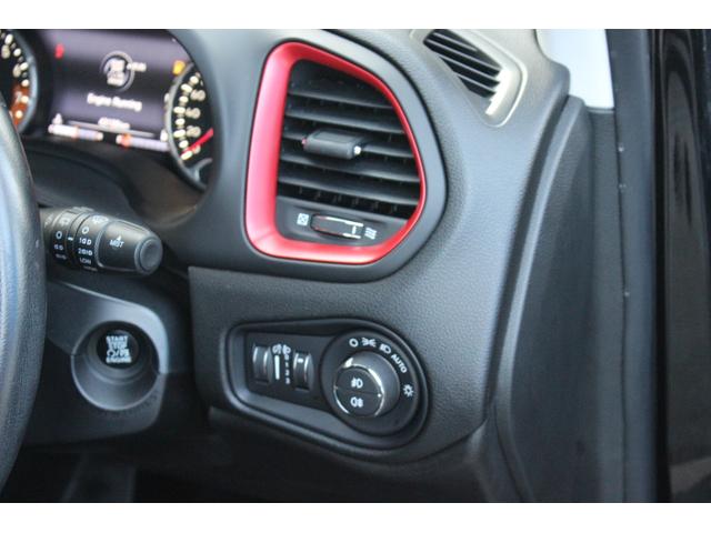 ジープ・レネゲード トレイルホーク　本土仕入れ　ディーラー車　ＥＴＣ　バックカメラ　Ｂｌｕｅｔｏｏｔｈ　パーキングセンサー　ポータブルナビ　ＵＳＢ　ＡＵＸ　ルーフレール（39枚目）