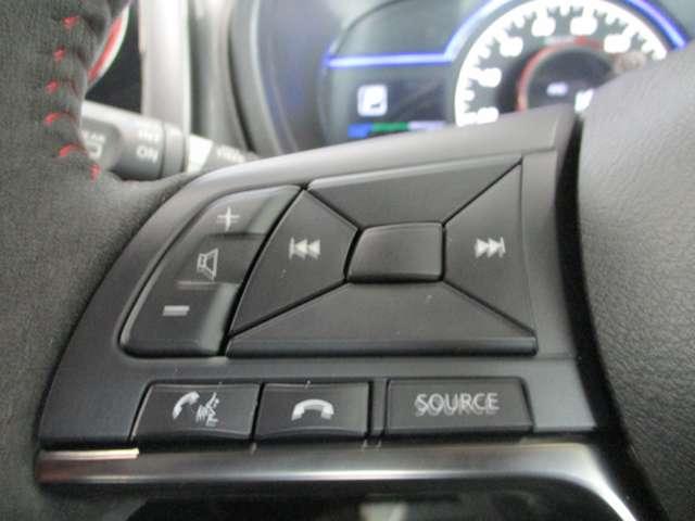 ハンドル部分のオーディオ操作ボタン。手を離すことなく操作できるので安心ですね。