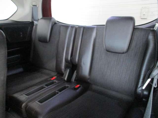 サードシートも、便利な小物入れや、アームレストも付いたくつろぎ空間。
