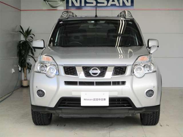 日産らしさを引き立てるフロントマスクのＶモーショングリル。ハイパールーフレール付き！シルバーは珍しいです。