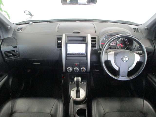 黒を基調とした車内空間。ザ・男って感じの車内です。汚れても大丈夫な防水シート!