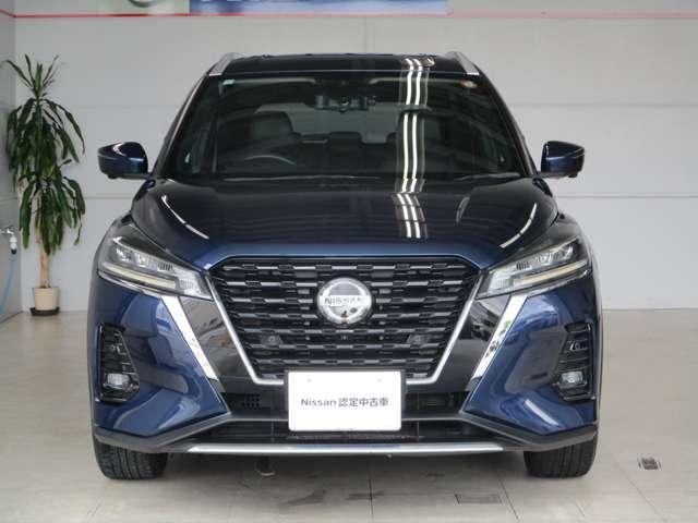 日産らしさを引き立てる上品なダーククローム調のフロントマスクでＶモーショングリルを主張しています。