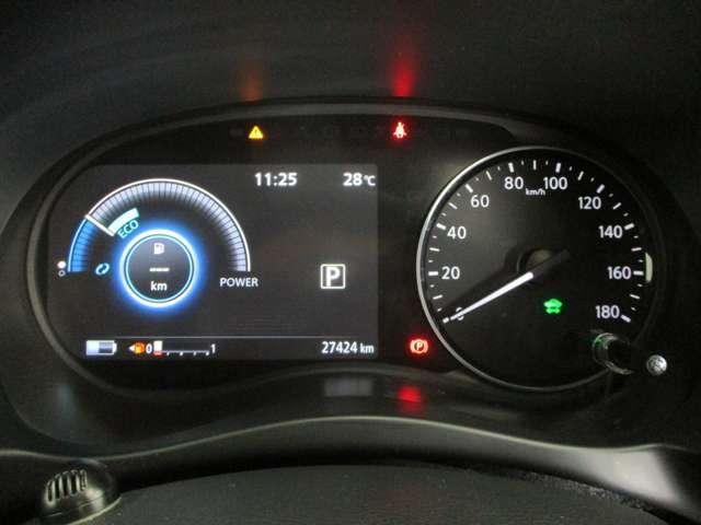 統合型インターフェースディスプレイ。モーターへ発電していく様子も見れるメーター類。ハンドル左側のスイッチで表示切替や設定が出来ます。