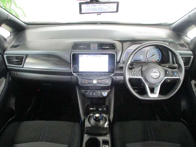 広々とした室内に、スタイリッシュで先進的なデザインの車内です。電気自動車ならではの静かなパワートレインに加えて、ボディの随所に遮音・吸音対策を実施。