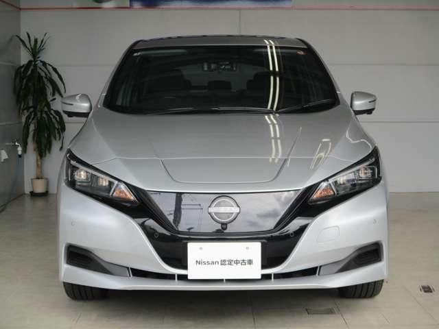 日産らしさを引き立てるフロントマスクの大きなＶモーショングリル。ＮＩＳＳＡＮロゴの上部に通常と急速、どちらも備えた充電口があります。