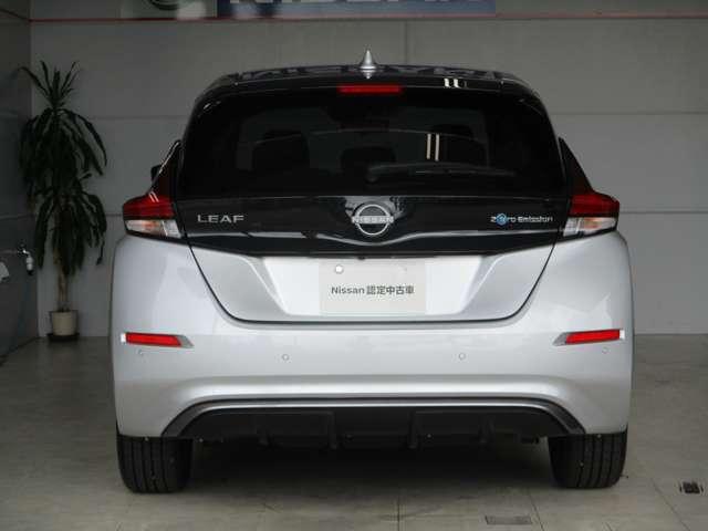 障害物センサーが、人や障害物を検知して音で知らせてくれるので、バック時や狭い路地などの車両感覚がつかみづらいコーナーも、より安全に運転できるようサポートしてくれます！