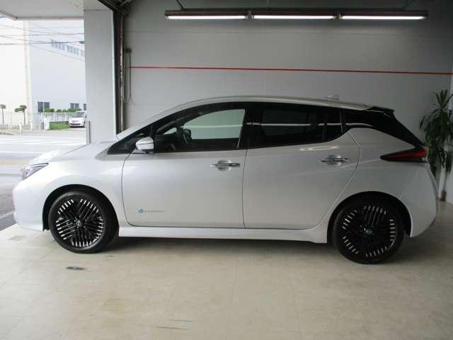 ボディサイズは全長４４８ｃｍ、全幅１７９ｃｍ、全高１５６ｃｍ。　横幅が少し大きいので細い道では少し注意が必要です。