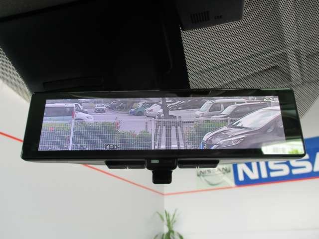 インテリジェントルームミラー。液晶ディスプレイで後方部を広い視野で確認できるルームミラーモニター搭載！