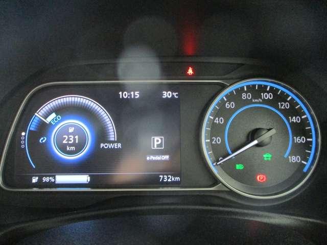 大画面に映し出される多彩な情報が快適なＥＶドライブをサポートするアドバンスドドライブアシストディスプレイ採用。