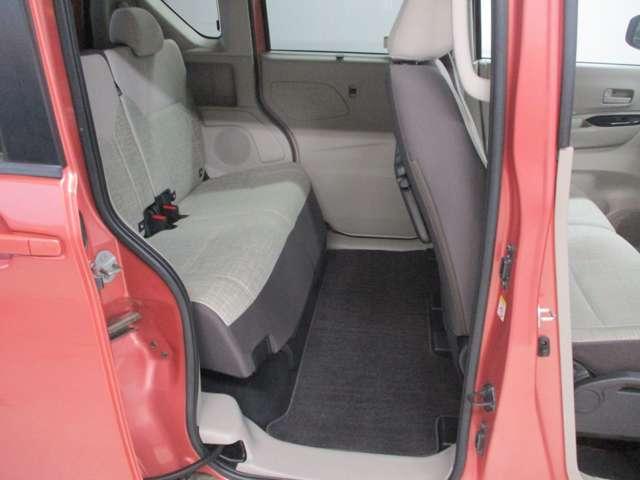 一目でわかる足元の広さ！座面を後方へスライドした場合にはこのぐらい広くなります。