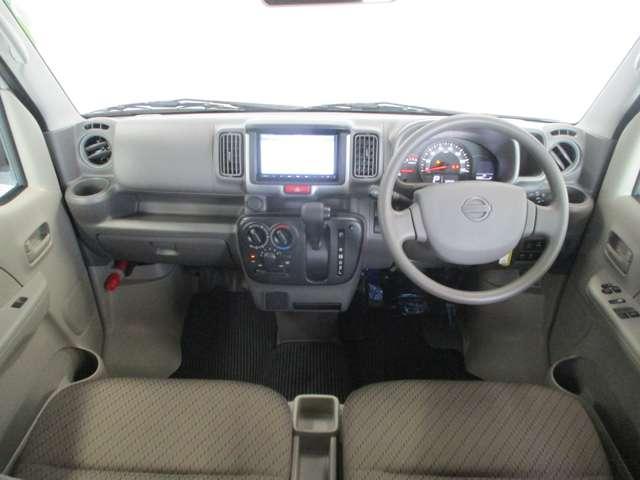 ベージュとグレーを基調としたデザインの運転席です。全体的に大きなキズ無く綺麗です。