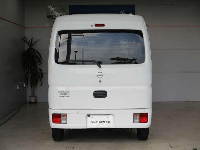 後部座席、リアガラスは強い日差しも軽減してくれるプライバシーガラスです。配達物も見えにくくしてくれます。