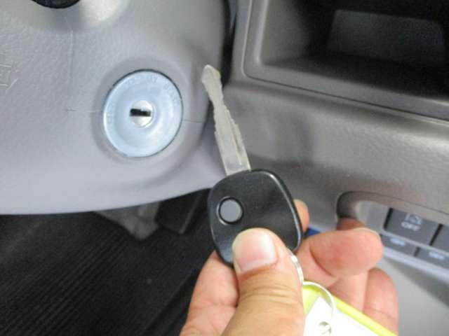 キーレスキー＆スペアキー各１個有り！エンジンはカギを回して始動するタイプです。