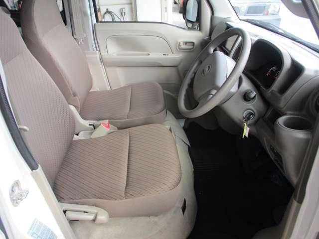 前席のフロアに障害物がなく足元に広いスペースを確保。運転席、助手席間を自由に移動できるので、ドライバーが助手席ドアから乗り降りする際にも、スムースに移動できます。