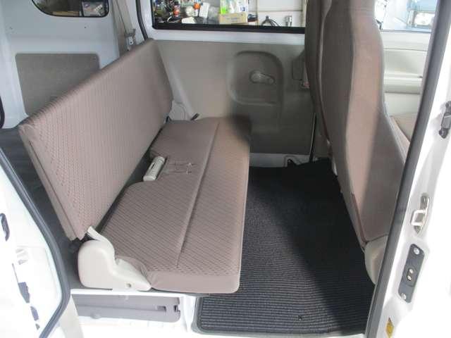 内外装は専門業者でクリーニング済み。前席はパワーウィンドウです。