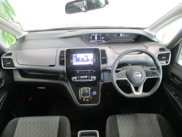 ミニバンならではの見渡しのいい運転席と、広々とした室内。スタイリッシュなインテリアです。