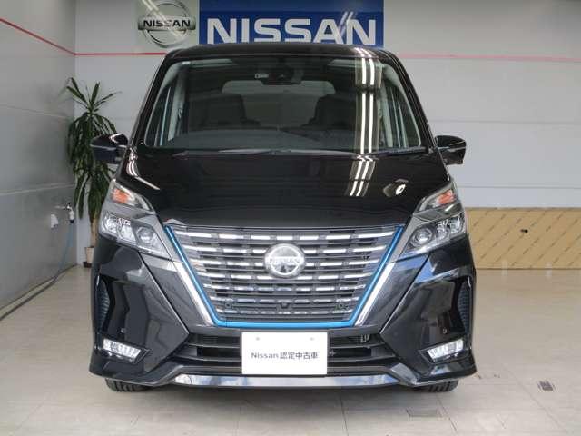 フロントマスクの大きなＶモーショングリルは日産らしさを引き立たせてくれます。Ｖのブルーのラインがｅ-ＰＯＷＥＲの証！