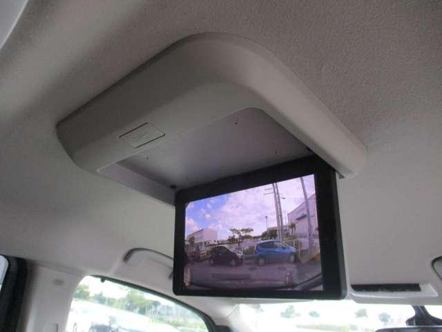 日産純正後席モニターがついているので、後ろに乗っている方もテレビやＤＶＤの映像が見やすくなっております♪