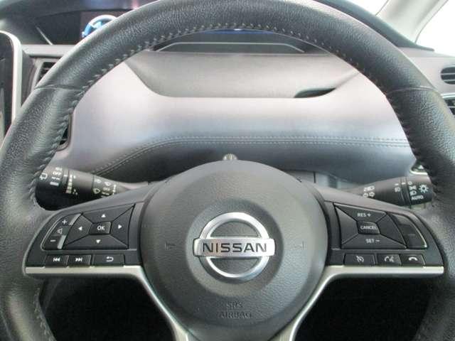 オーディオの音量調整などやクルーズコントロールなどの操作を手元で行える、便利なステアリング。