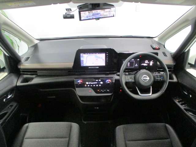 ミニバンならではの見渡しのいい運転席と、広々とした室内。スタイリッシュなインテリアです。女性ドライバーにも嬉しいアラウンドビューモニター付で駐車も楽々！