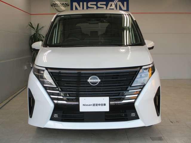 フロントマスクの大きなＶモーショングリルは日産らしさを引き立たせてくれます。