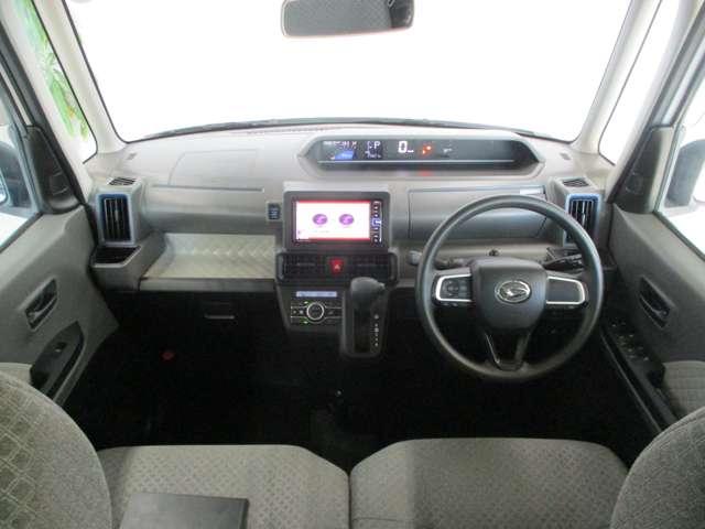 ■ベージュ系で明るい車内は落ち着いた雰囲気を演出しております。足元もゆったり広々です。