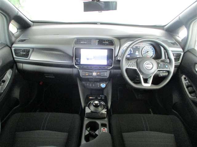 ■広々とした室内に、スタイリッシュで先進的なデザインの車内です。電気自動車ならではの静かなパワートレインに加えて、ボディの随所に遮音・吸音対策を実施。