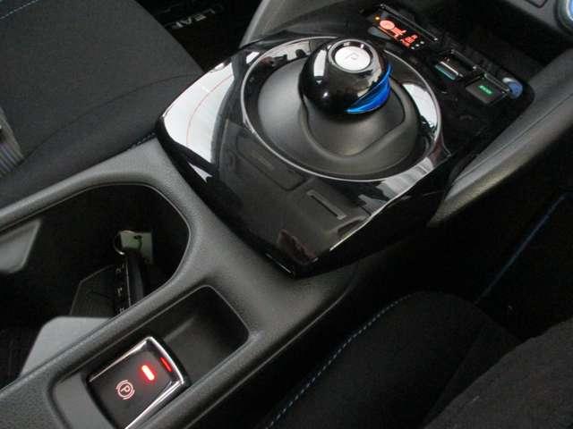 ■先進的で機能的なシフトレバー。操作はドライブ、バック、ニュートラルの３つの操作だけなので簡単です！サイドブレーキは電子タイプでレバー引くだけ！