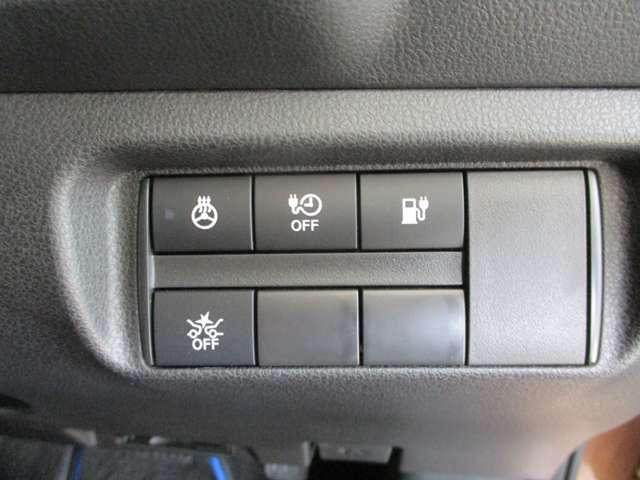 【運転席操作部】■ステアリングヒーター。■充電口開閉スイッチ。■エマージェンシーブレーキ。■タイマー充電ＯＦＦスイッチ。