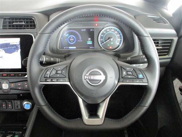 ■様々な機能を手元で操作できる便利なハンドル。手を離すことがないのが安心ですね。■左側：オーディオコントロール、モニター操作。■右側：プロパイロットドライブ。