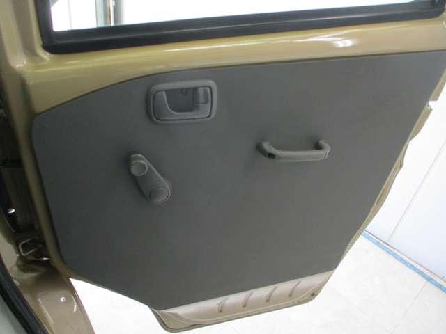 車内は切れや破れ等無く綺麗な状態です。窓は手動開閉式！