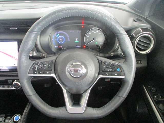 ハンドル左側に、オーディオ操作ができるコントロールスイッチがあります。走行中でもハンドルから手を離さずに操作が出来るので安全です。右側にはプロパイロットがあります。