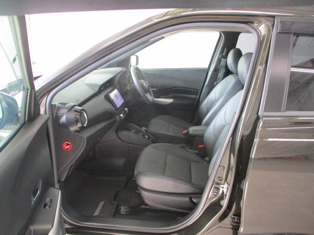 内外装は専門業者でクリーニング済み。上質感を演出するダブルステッチ付シート！アームレスト付きは嬉しいですね！