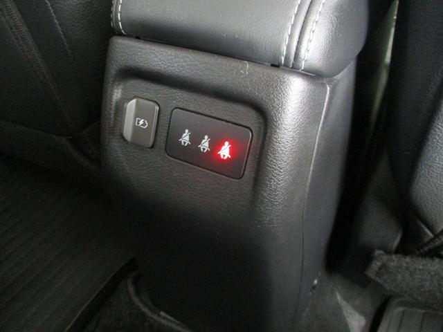 後部座席にお乗りの方でも走行中に携帯電話が充電できるＵＳＢ充電ポートが後部にあり便利です。