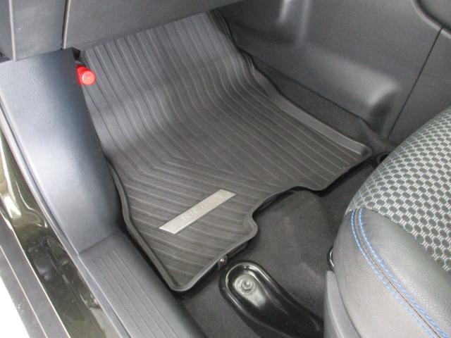 フロアマットが純正のラバータイプなので濡れても汚れても洗えるので便利！
