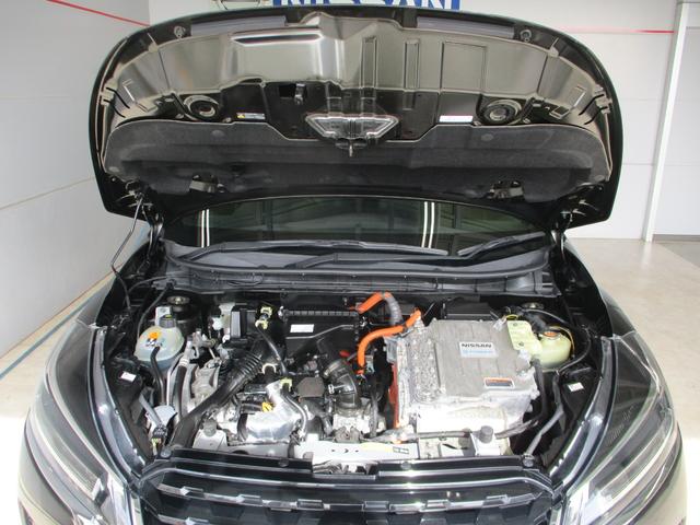 エンジンルームも専門業者がピカピカに磨いています！