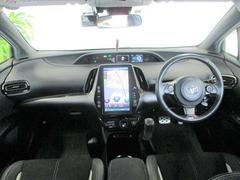 黒を基調としたスタイリッシュなデザインの運転席です。 3