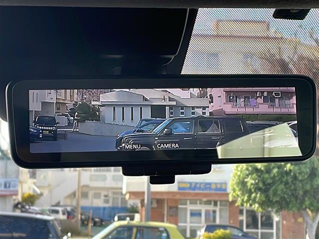 【デジタルインナーミラー】車両後方カメラの映像をミラーに映すことが出来ます。　そのため、後席に人や荷物があって後方が見えづらい場合でもしっかり視界を確保することが出来ます。