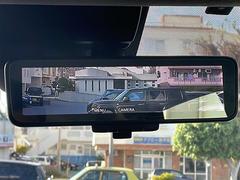 【デジタルインナーミラー】車両後方カメラの映像をミラーに映すことが出来ます。　そのため、後席に人や荷物があって後方が見えづらい場合でもしっかり視界を確保することが出来ます。 6