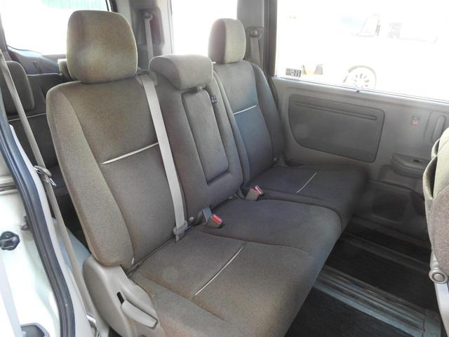 コンビニフック付きシートバックテーブル（２列目シートの運転席・助手席側後ろに付いています。）