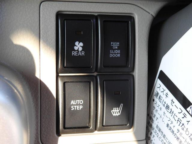 左上、リヤシートヒータースイッチ・左下、オートステップのＯＮ／ＯＦＦスイッチ・右上、両側電動スライドドアのメインスイッチ・右下、シートヒータースイッチ（運転席のみ）です。