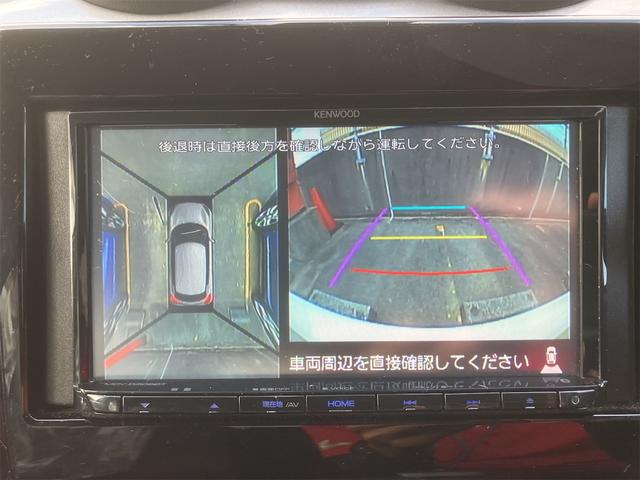 【全方位型モニター】クルマを上空から見下ろしているかのように、直感的に周囲の状況を把握できる全方位型モニター。狭い場所での駐車でも周囲が映像で確認できます。