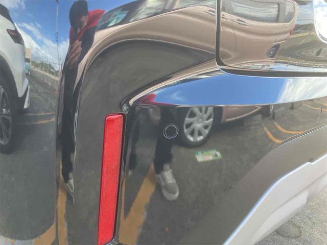 フロンクス ベースグレード　全周囲カメラ　クリアランスソナー　オートクルーズコントロール　レーンアシスト　衝突被害軽減システム　ナビ　ＴＶ　アルミホイール　スマートキー　アイドリングストップ　電動格納ミラー　シートヒーター　ＡＴ（15枚目）