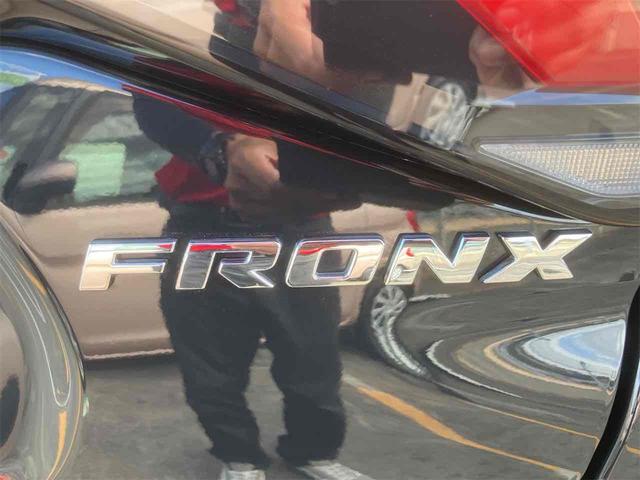 フロンクス ベースグレード　全周囲カメラ　クリアランスソナー　オートクルーズコントロール　レーンアシスト　衝突被害軽減システム　ナビ　ＴＶ　アルミホイール　スマートキー　アイドリングストップ　電動格納ミラー　シートヒーター　ＡＴ（16枚目）