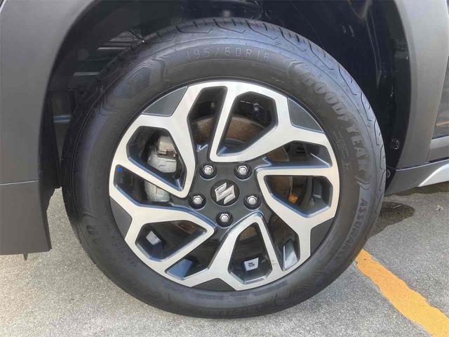 フロンクス ベースグレード　全周囲カメラ　クリアランスソナー　オートクルーズコントロール　レーンアシスト　衝突被害軽減システム　ナビ　ＴＶ　アルミホイール　スマートキー　アイドリングストップ　電動格納ミラー　シートヒーター　ＡＴ（21枚目）