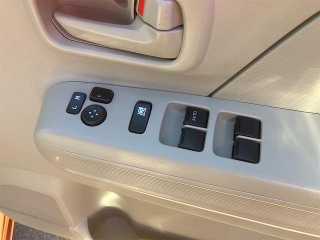 パワーウィンドウのスイッチですよ。運転席に居ながら窓を開け閉めのコントロールできますよ。