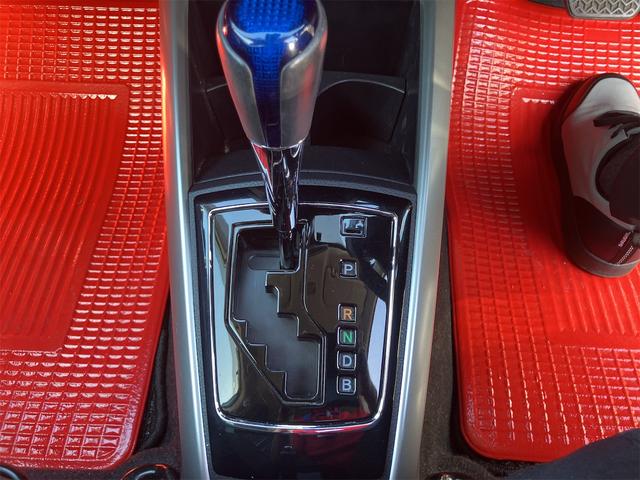 必ず使用するシフトレバー。確りと確認したいですね。