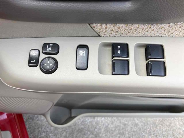 パワーウィンドウのスイッチですよ。運転席に居ながら窓を開け閉めのコントロールできますよ。