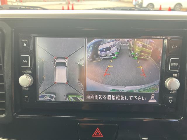 【全方位型モニター】クルマを上空から見下ろしているかのように、直感的に周囲の状況を把握できる全方位型モニター。狭い場所での駐車でも周囲が映像で確認できます。