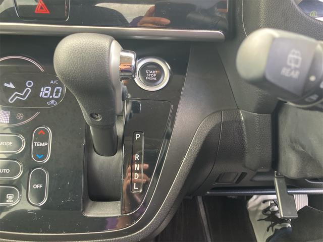 必ず使用するシフトレバー。確りと確認したいですね。